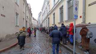 В эстонской столице голосовать идут как противники, так и сторонники Путина, отмечает BBC.