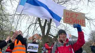 «Мы видим попытки представить очереди в посольства как некие акции протеста. Это неуважение к людям, которые, как, например, в Таиланде, выстаивали по пять часов в очередях, чтобы принять участие в выборах. «Распространяющие подобные «новости» обязаны предстать перед законом», — заявил парламентарий, при этом он не стал уточнять конкретную статью, которая может грозит авторам новостей.